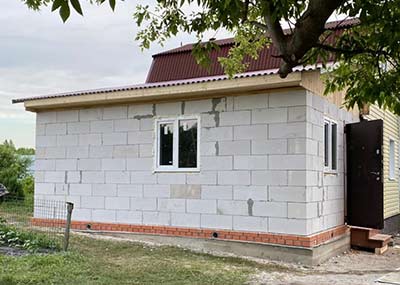 Из блоков или кирпича